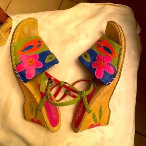 New wedges with colorful design, size 8